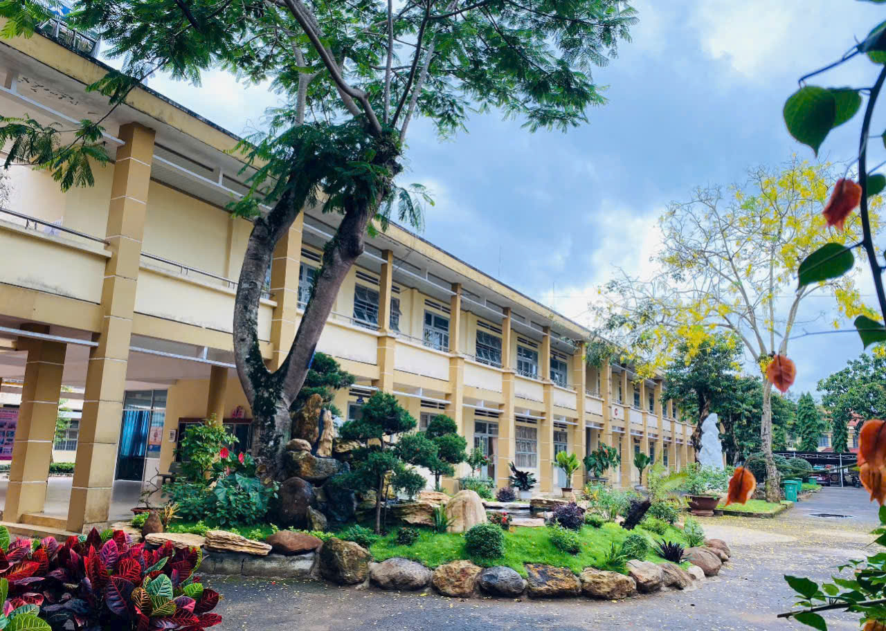 Chung tay vì “Ngôi trường xanh – sạch – đẹp”